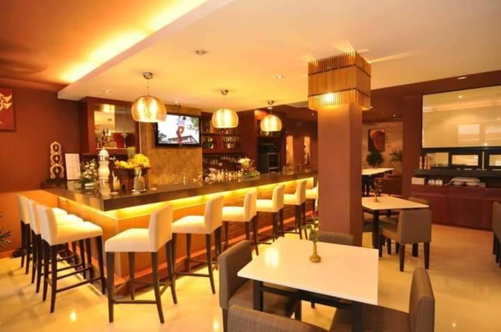 Hemingway'S Hotel Patong Kültér fotó