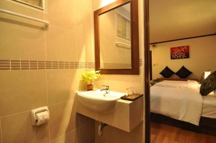 Hemingway'S Hotel Patong Kültér fotó