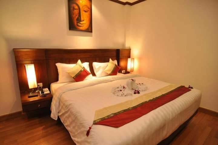 Hemingway'S Hotel Patong Kültér fotó