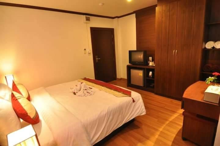 Hemingway'S Hotel Patong Kültér fotó
