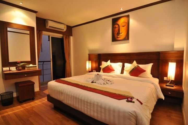 Hemingway'S Hotel Patong Kültér fotó